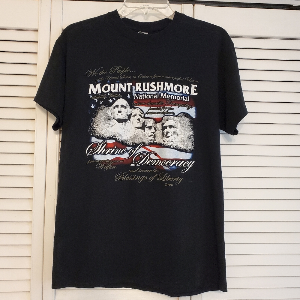 Gildan Mount Rushmore National Memorial Shirt, Size Medium